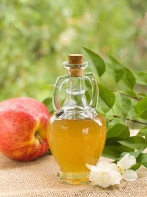 El vinagre de manzana es uno de los mejores remedios para los hongos en las uñas de los pies. 