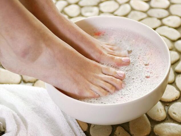Los baños de vinagre son un remedio eficaz para los hongos en las uñas de los pies. 